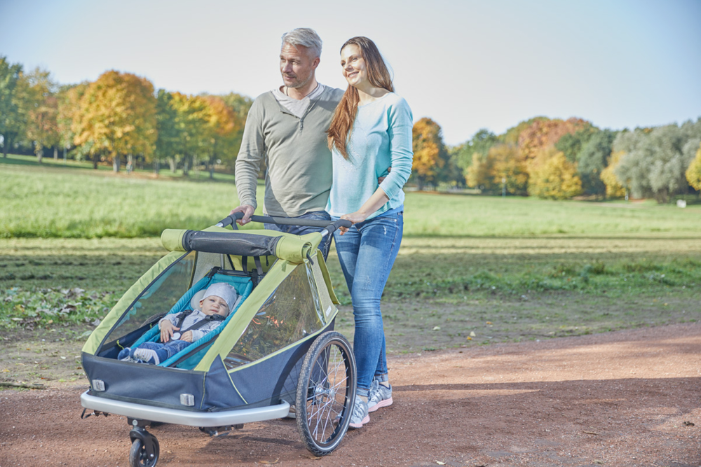 Aus dem Kinderanhänger wird mit wenigen Handgriffen ein Kinderwagen.