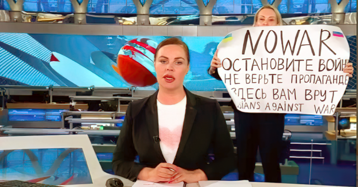 »Kein Krieg. Stopp den Krieg, glaube keiner Propaganda, hier wirst du belogen. Russen gegen den Krieg«
