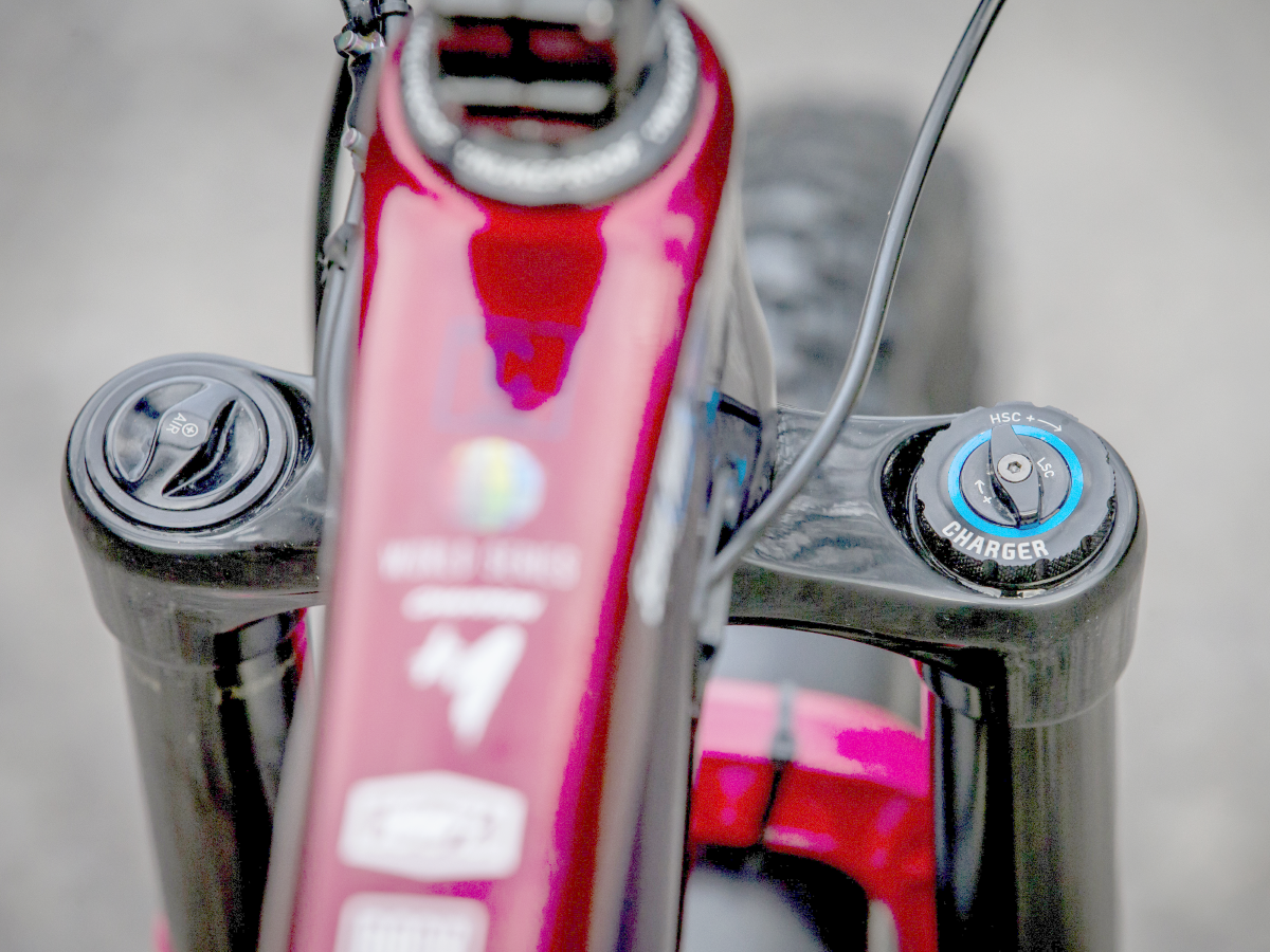 Oberseite einer Rock Shox-Federgabel mit Luft­federung