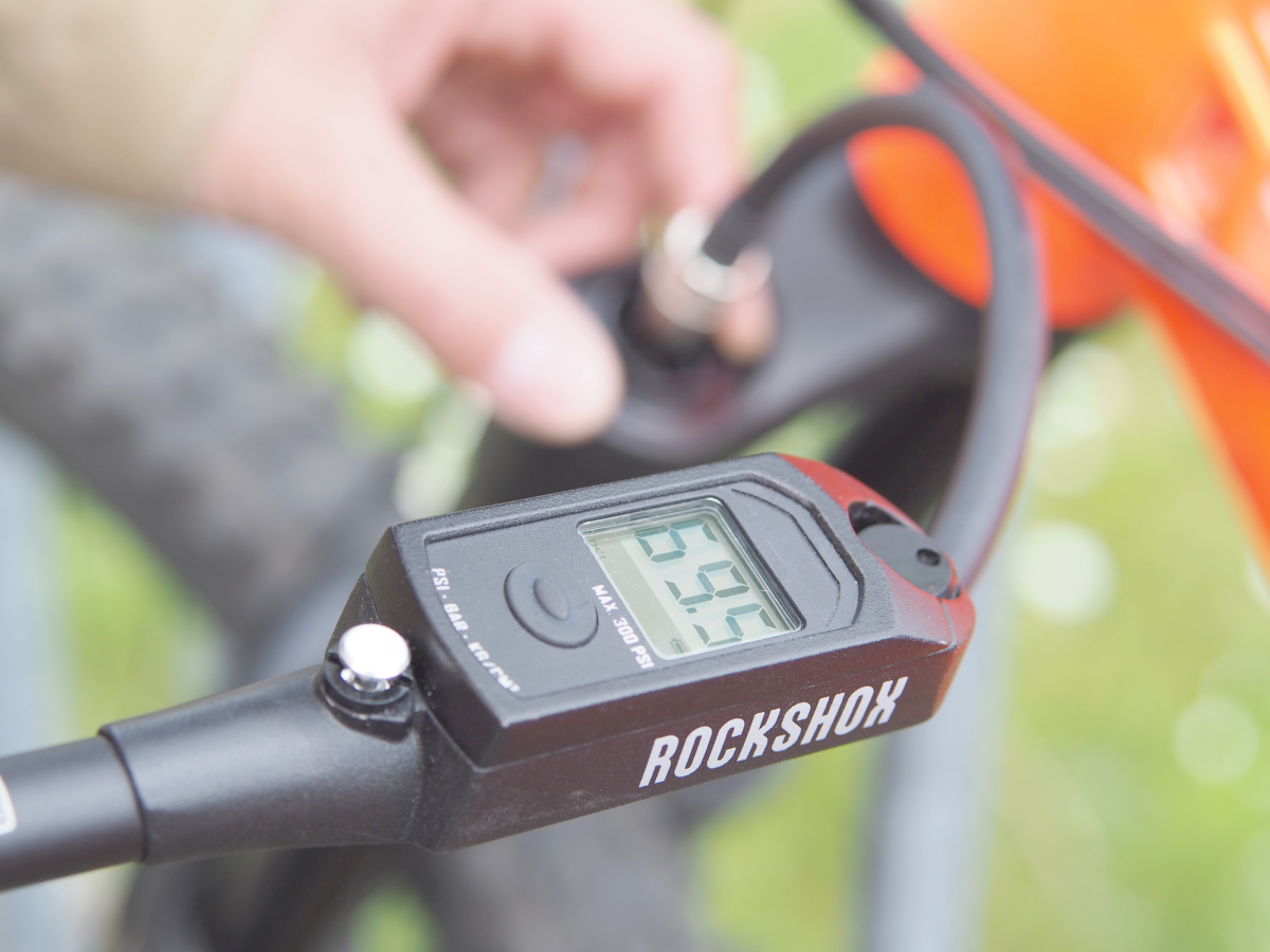 Mit der Dämpferpumpe passen Sie den Luft­druck in der Federgabel an.