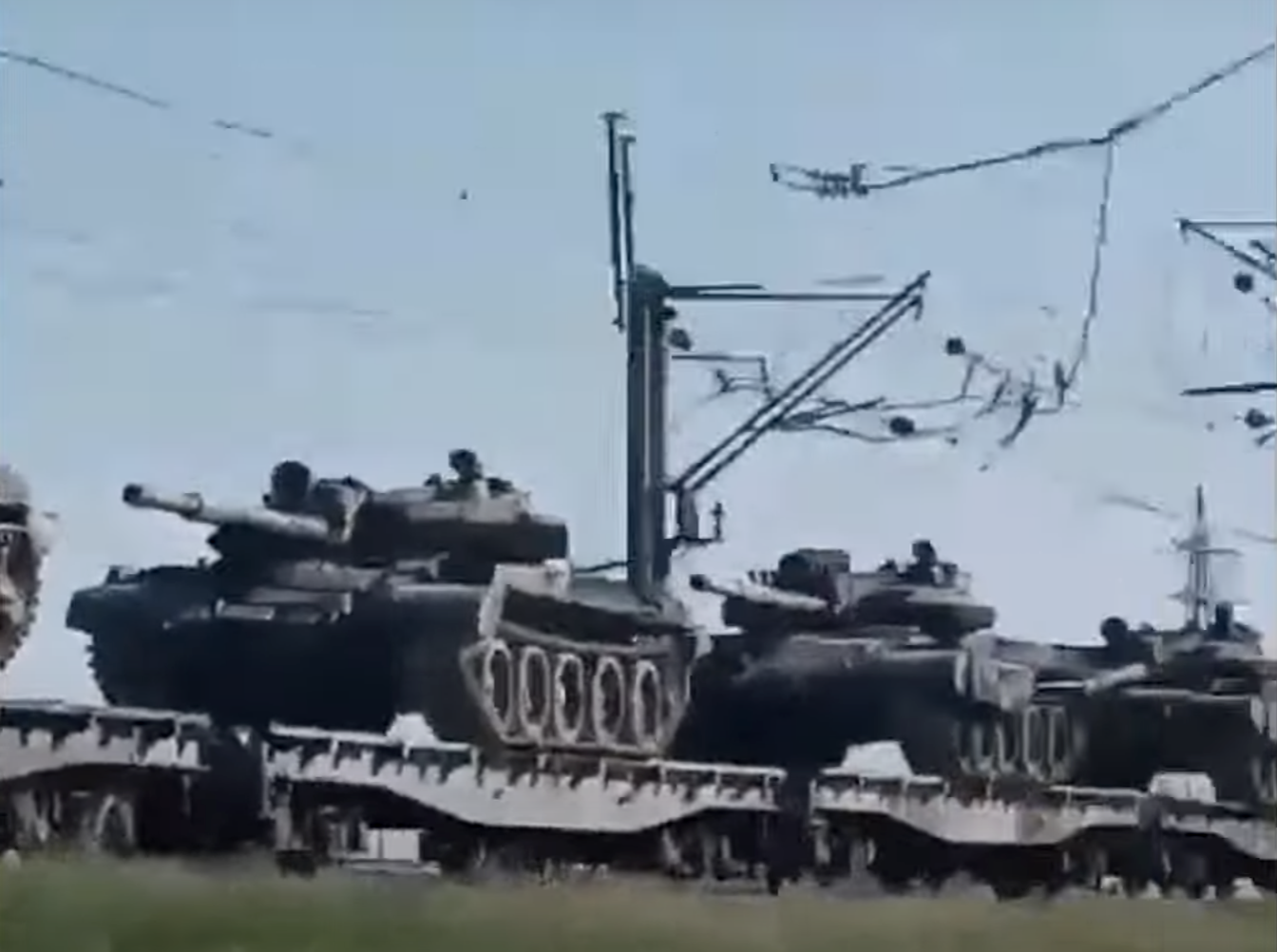 Russische T-62 auf einem Bahntransport auf dem Weg an die Front