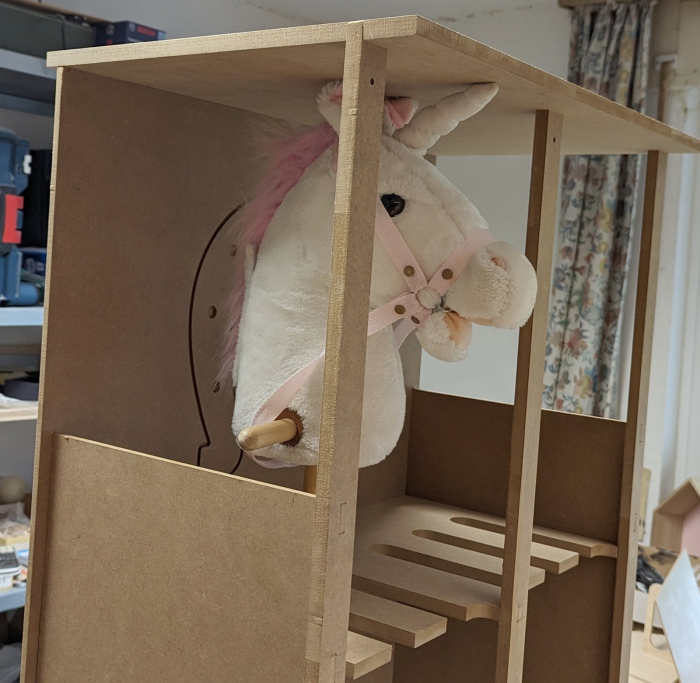 Pferdestall für Steckenpferd selbst bauen