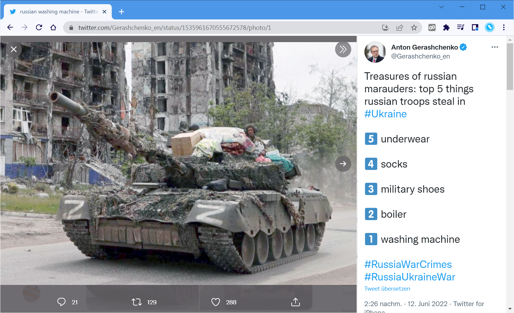 Ein russischer Panzer transportiert Diebesgut