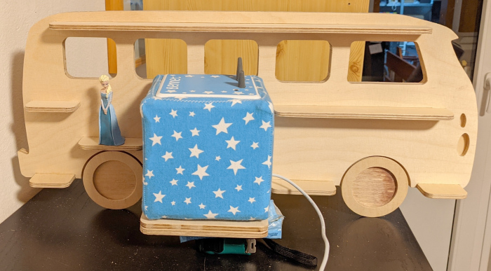 Fertig aufgebautes Toniebox‑Bulli Holzmodell