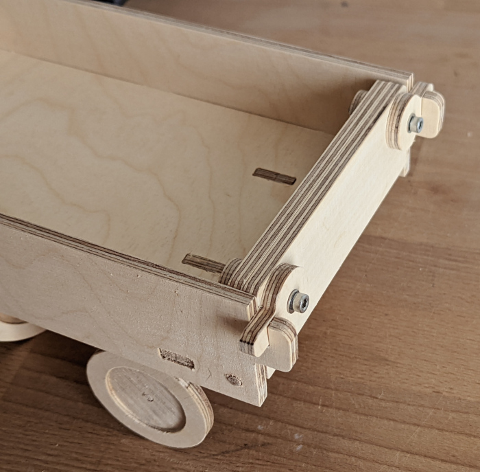 Aufklappbare Bordwand im Trecker‑Modell