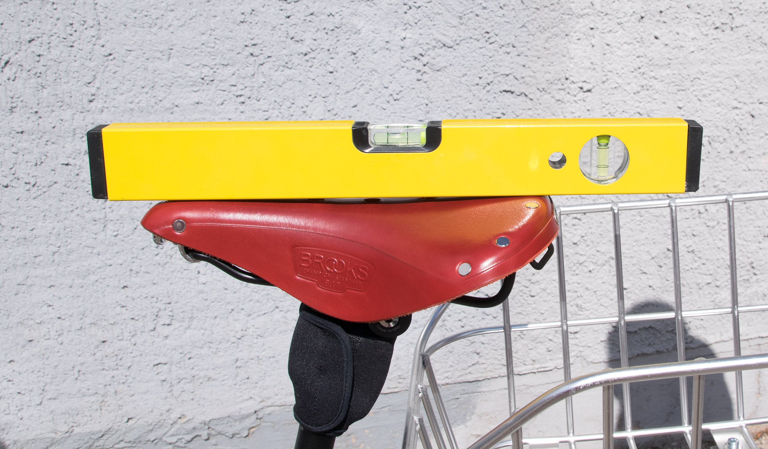 Prüfung der Sattelneigung mit der Wasserwaage.