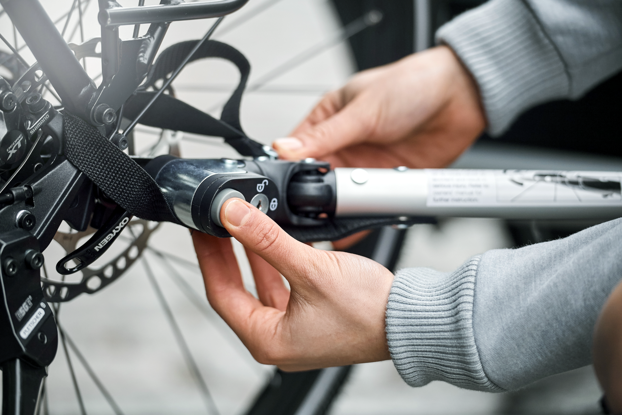 Mit einem Knopfdruck lässt sich die Verbindung zwischen Deichsel und Kupplung des Kinderanhän­gers »Kid Plus« von Croozer lösen. Der Hersteller nennt das System »Click & Crooz«