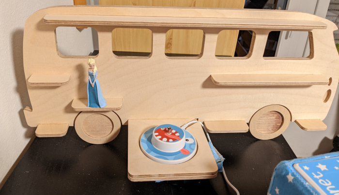 Detail: Ladegerätmulde im Toniebox‑Bulli Holzmodell